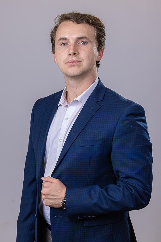 Corporate Headshots Los Angeles - Young professional navy suit by IMAGE369